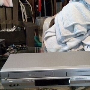Toshiba Silver VCR DVD Player Combo